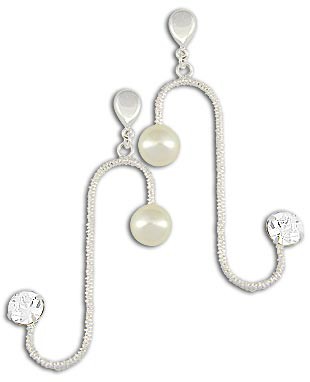 Cód.: BS2166 P Brinco folheado a prata c/ strass e pérola sintética (10 mm)  Atacado: R$ 13,85  (unid.: par) Varejo: R$ 27,70  (unid.: par) Garantia: 1 ano após a data da compra Prazo de liberação: Até 48 horas (somente dias úteis)